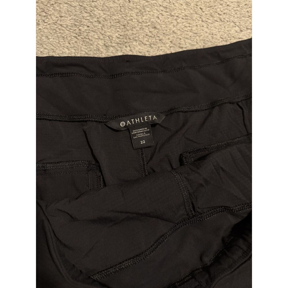 Athleta Trekkie North Mid rise womens short in black - Picture 7 of 8